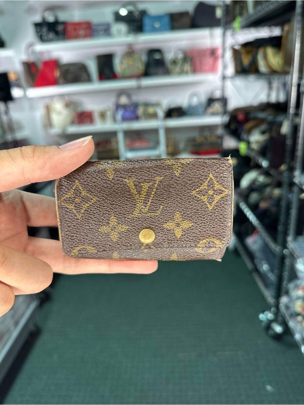 FREE LV KEYHOLDER GIVEAWAY FOLLOW IG @THEBAGRICULTURE
